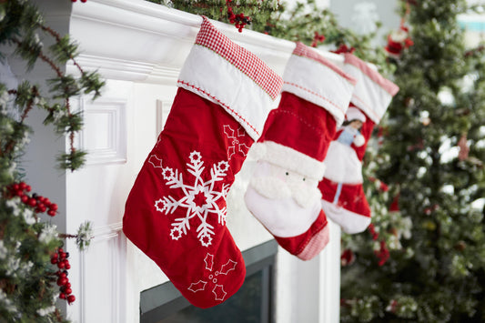 5 Christmas Fireplace Mantle Decor Ideas and Inspiration - Pink Door Wreaths